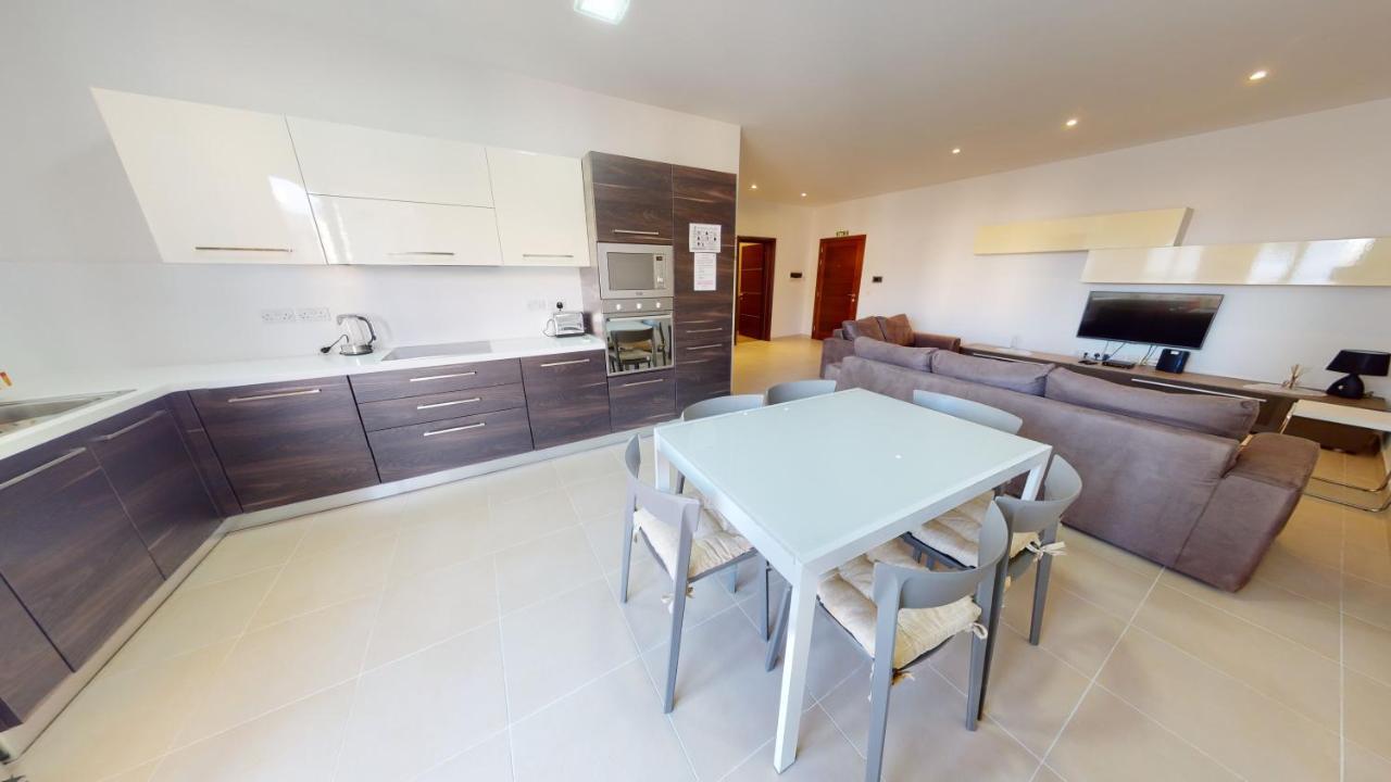 Spacious 2 Bedroom In Apartment