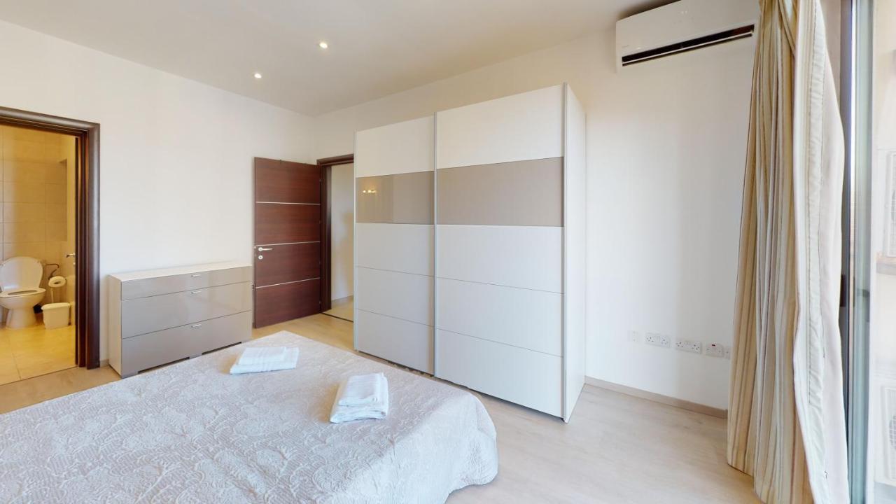 Spacious 2 Bedroom In Apartment *