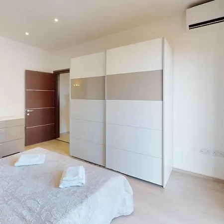 Spacious 2 Bedroom Apartment In Слима Экстерьер фото